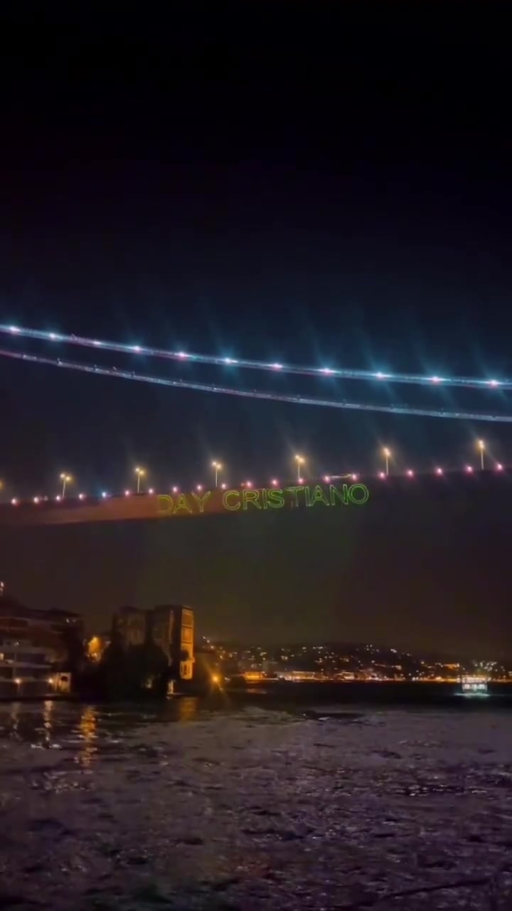 牌面！土耳其横跨欧亚大陆的大桥夜间灯光秀祝C罗生日快乐