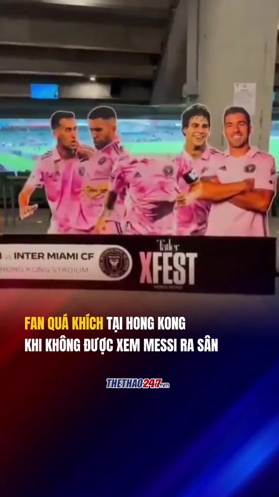郁闷的香港球迷踢掉迈阿密国际的宣传牌泄愤