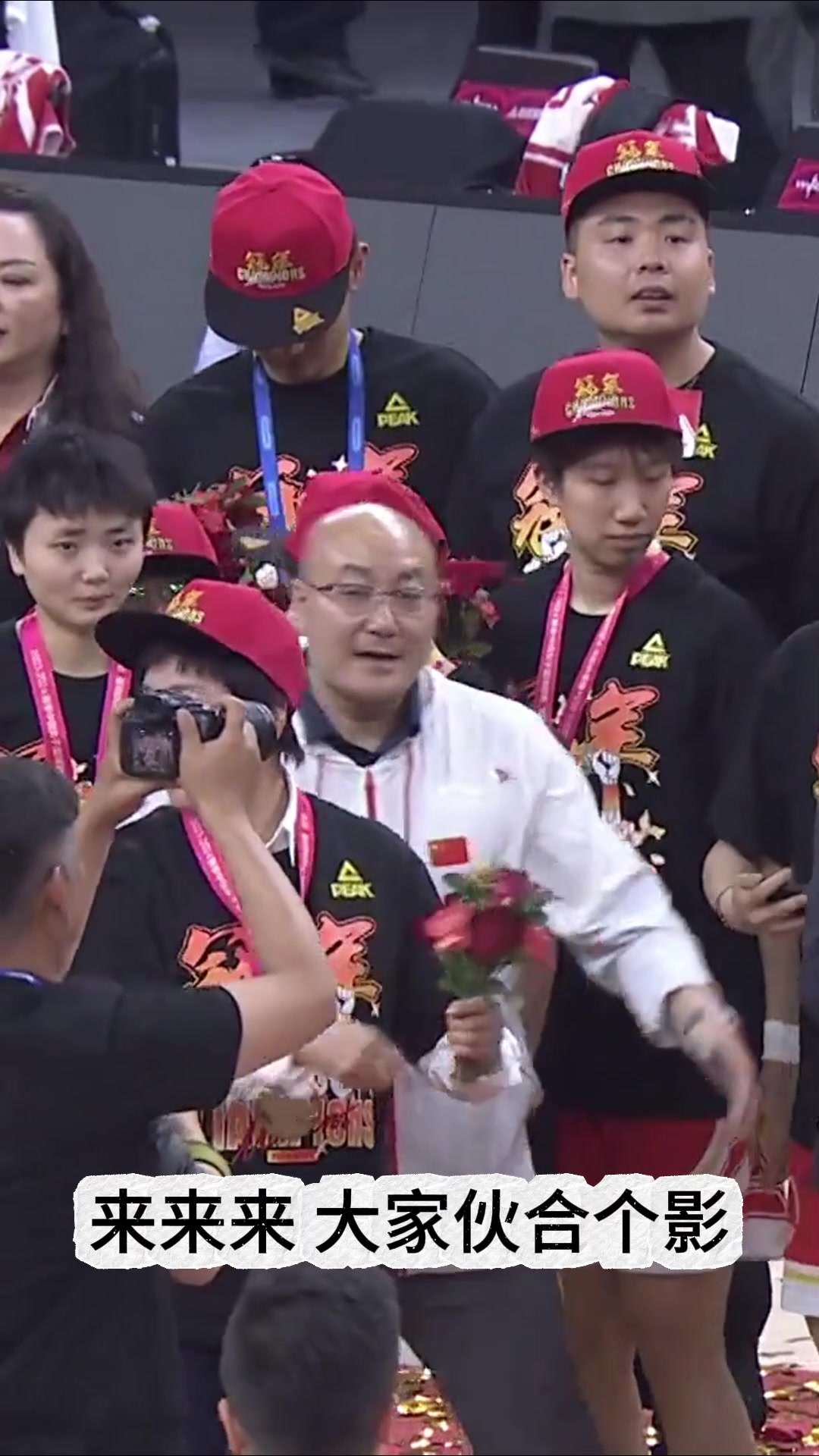 四川女篮夺冠庆祝时 这个把韩旭拍“生气”的工作人员是谁