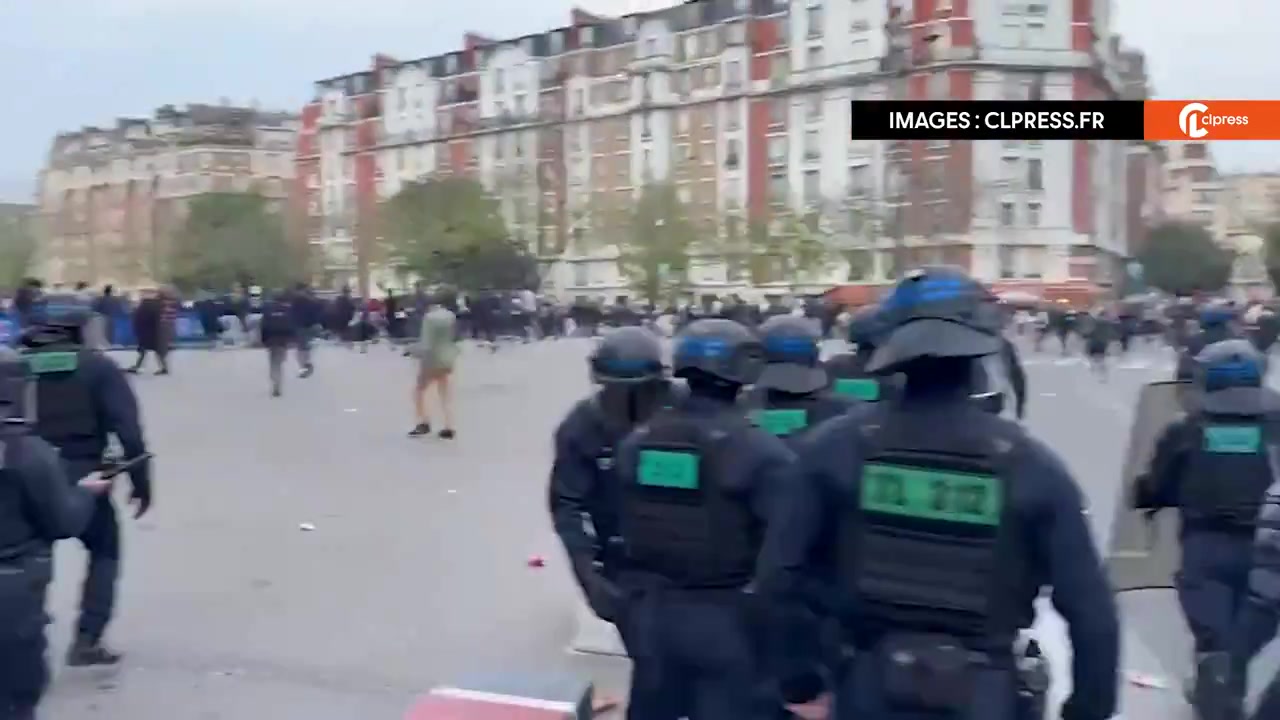 @E8J+YsQ==巴黎球迷与多特球迷爆发冲突，防暴警察介入
