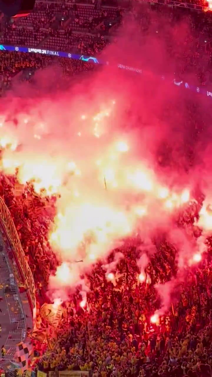 @E8J+YqA==地狱绘图！多特球迷半场燃放烟火，场面很震撼