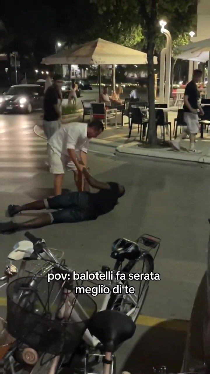 巴洛特利度假醉到不省人事，躺在街头