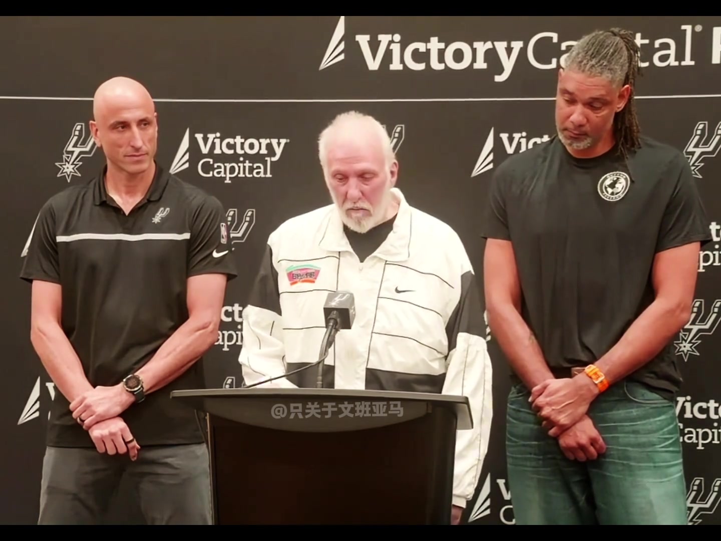 中风后的波波维奇状态明显很差！两大护法马努&邓肯左右陪伴！