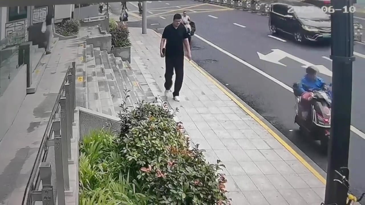 太太太显眼了！姚明近日走路被路人翻监控看到 行人拿手机拍摄