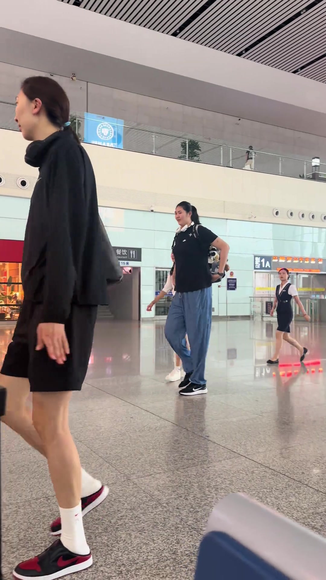网友在合肥南站偶遇中国女篮队员们 张子宇真的好高啊！！