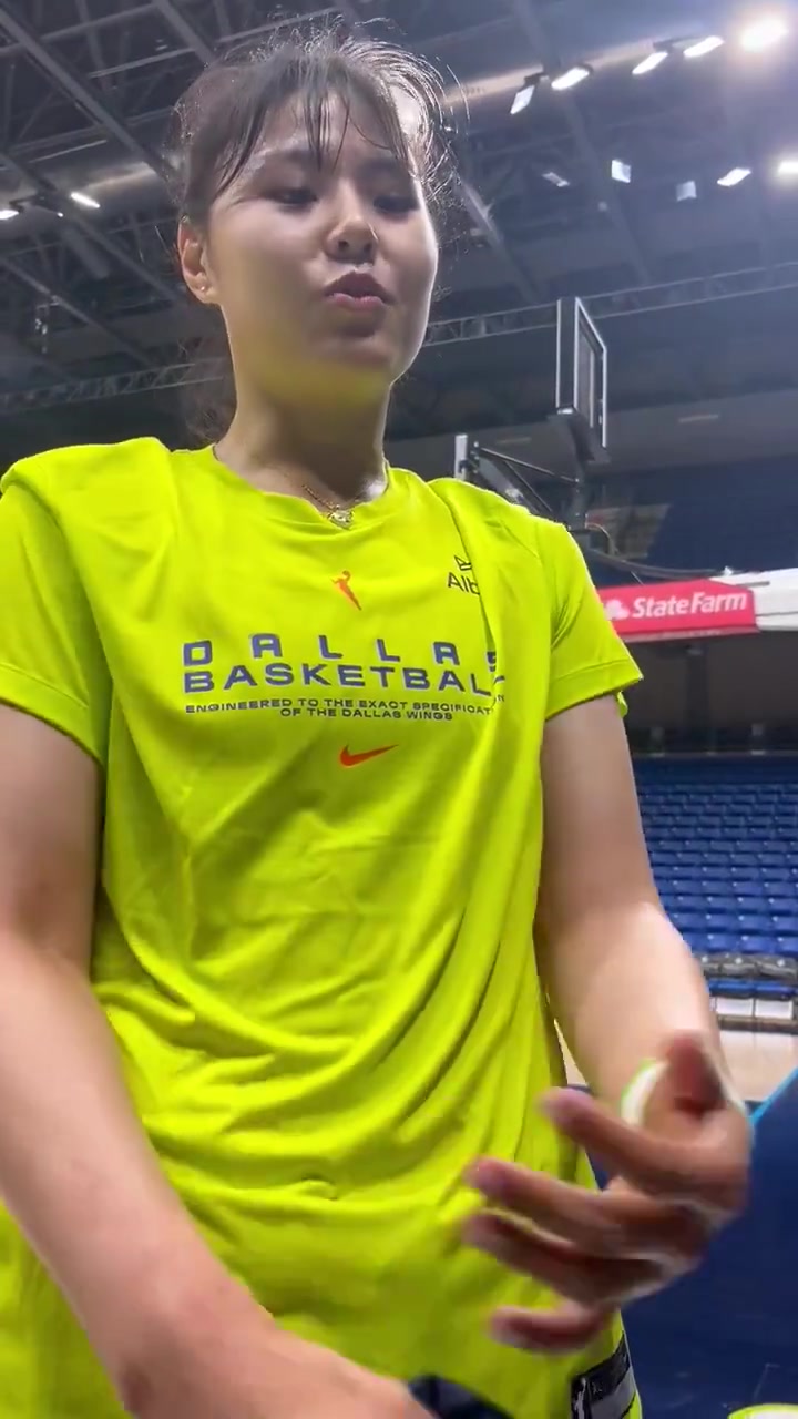 李月汝也太可爱了！在接受采访时声色并茂、摇头卖萌！
