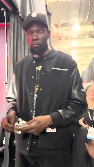 杜兰特抽球星卡，抽到科比立马露出纯真的笑容