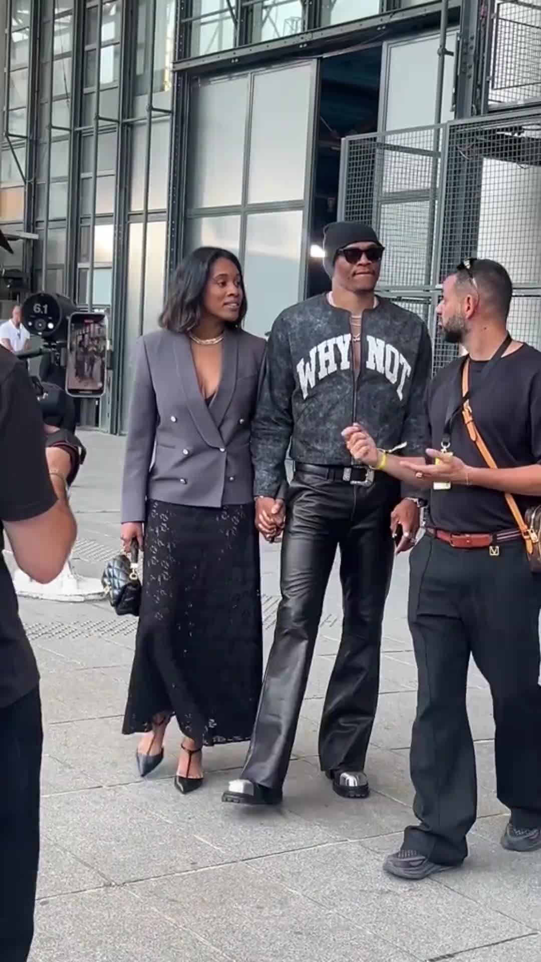 NBA众明星参加巴黎时装周 哈登一身休闲威少真不愧是型男！