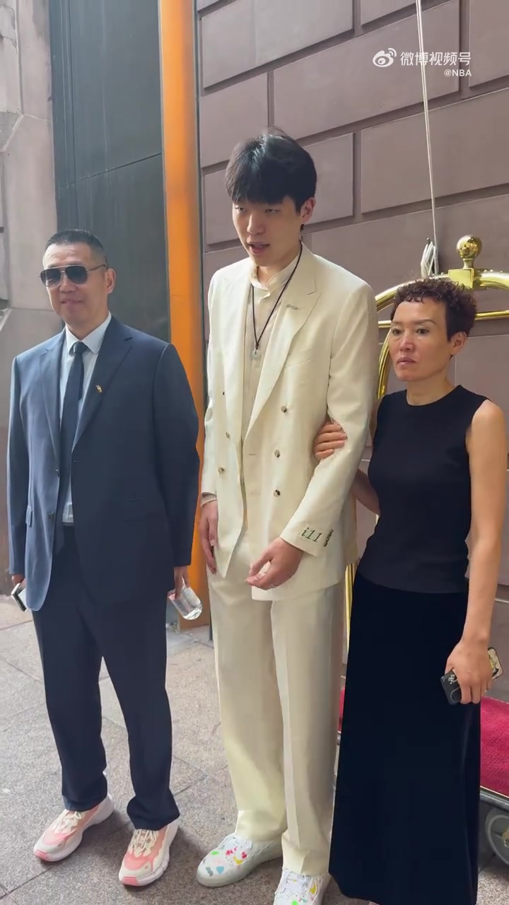 堪比高考查分！杨瀚森父母也来到了纽约为儿子助阵！