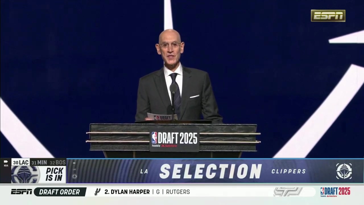 快船选中大龄中锋！30顺位尼德豪泽上前握手合影