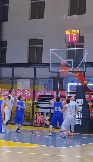 该夸他能抢板呢，还是骂他投篮铁？
