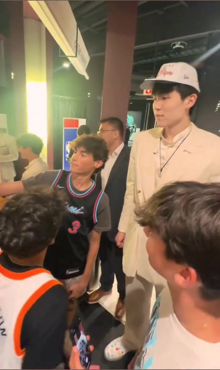 杨瀚森选秀后收获第一批美国本土迷弟 小球迷们纷纷拿着手机合照