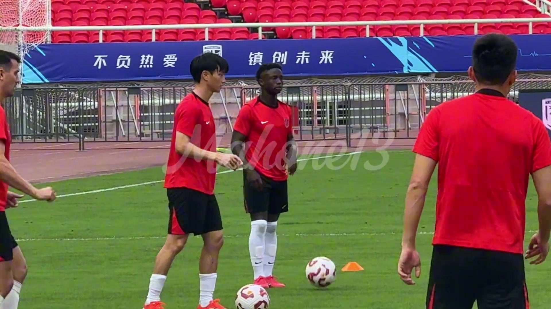 蓉城赛前迎利好消息，“锋线尖刀”伊萨卡隆伤愈复出开始随队训练
