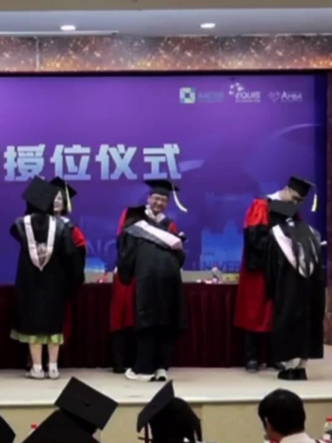 女球迷毕业时让校长举着切尔西旗子…如果校长阿森纳或热刺球迷呢