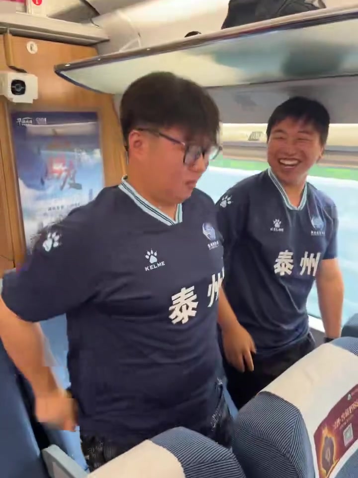 “苏超专列”⚡ 一车厢都是徐州人，两个泰州小孩哥成大熊猫了