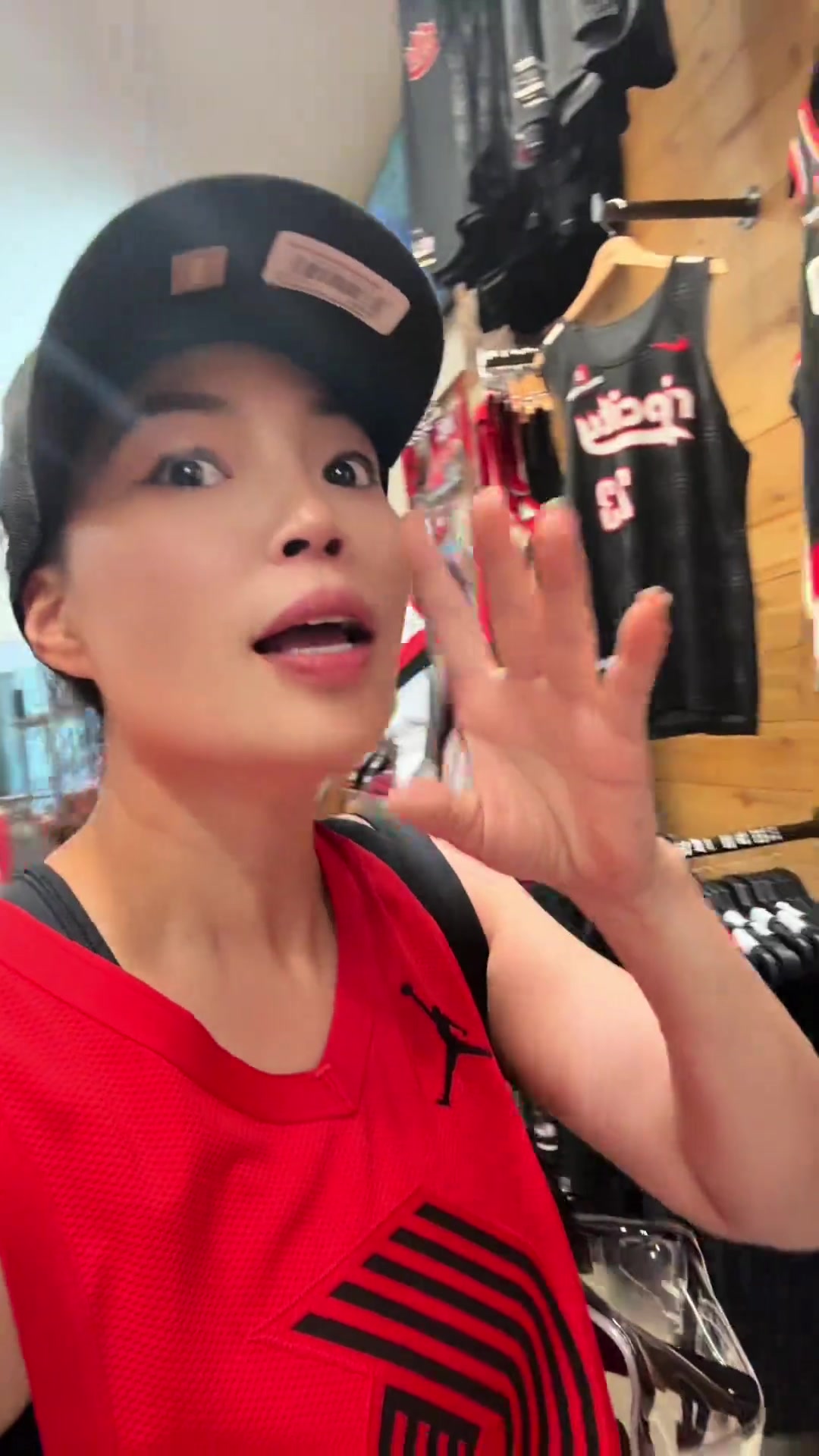太火了！女网友：开拓者专卖店的机器都印冒烟了 都是杨瀚森16号球衣订单