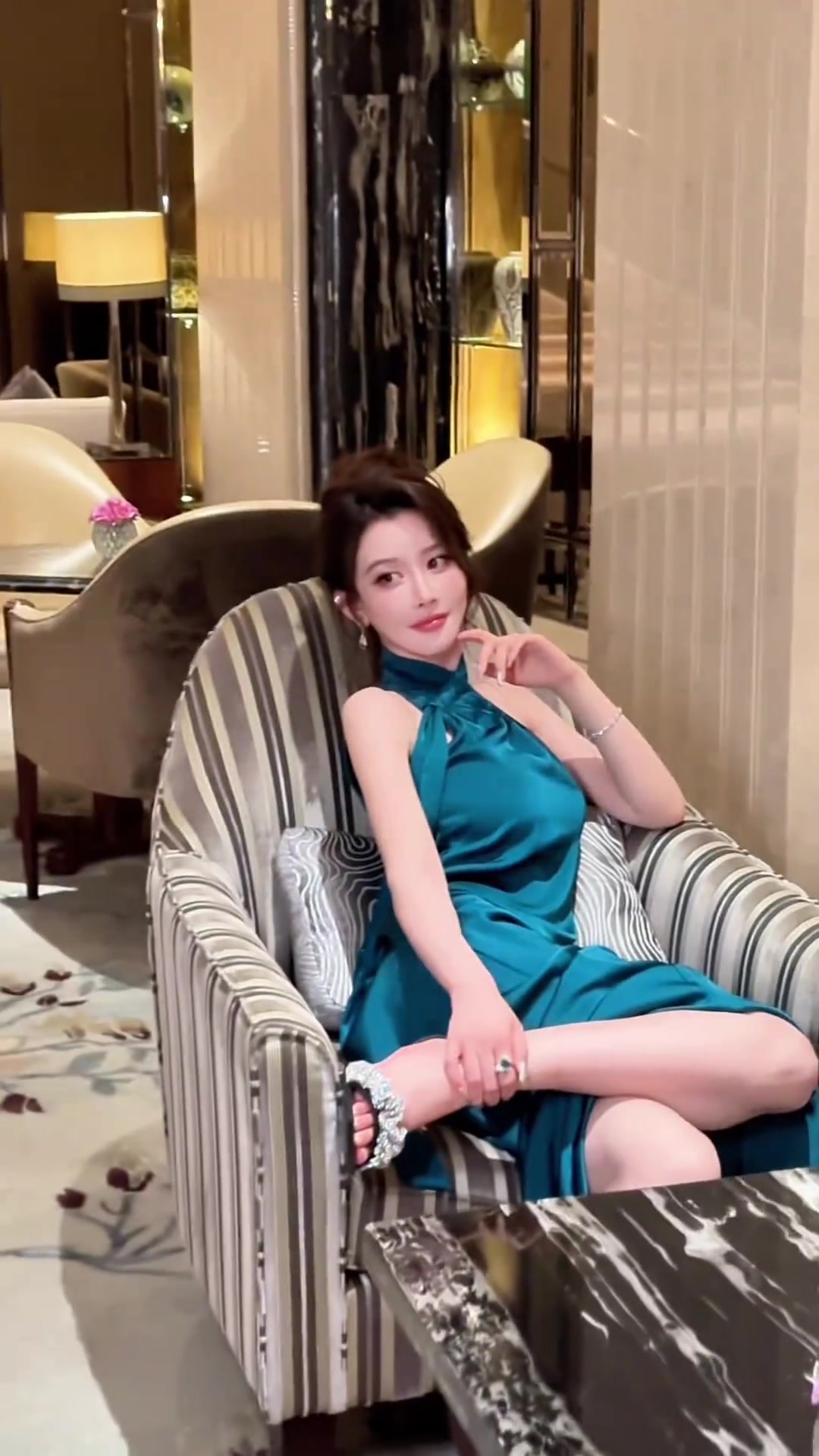 确实是美啊！美女詹密周麟嘉身穿一件蓝色长裙往沙发上一坐~