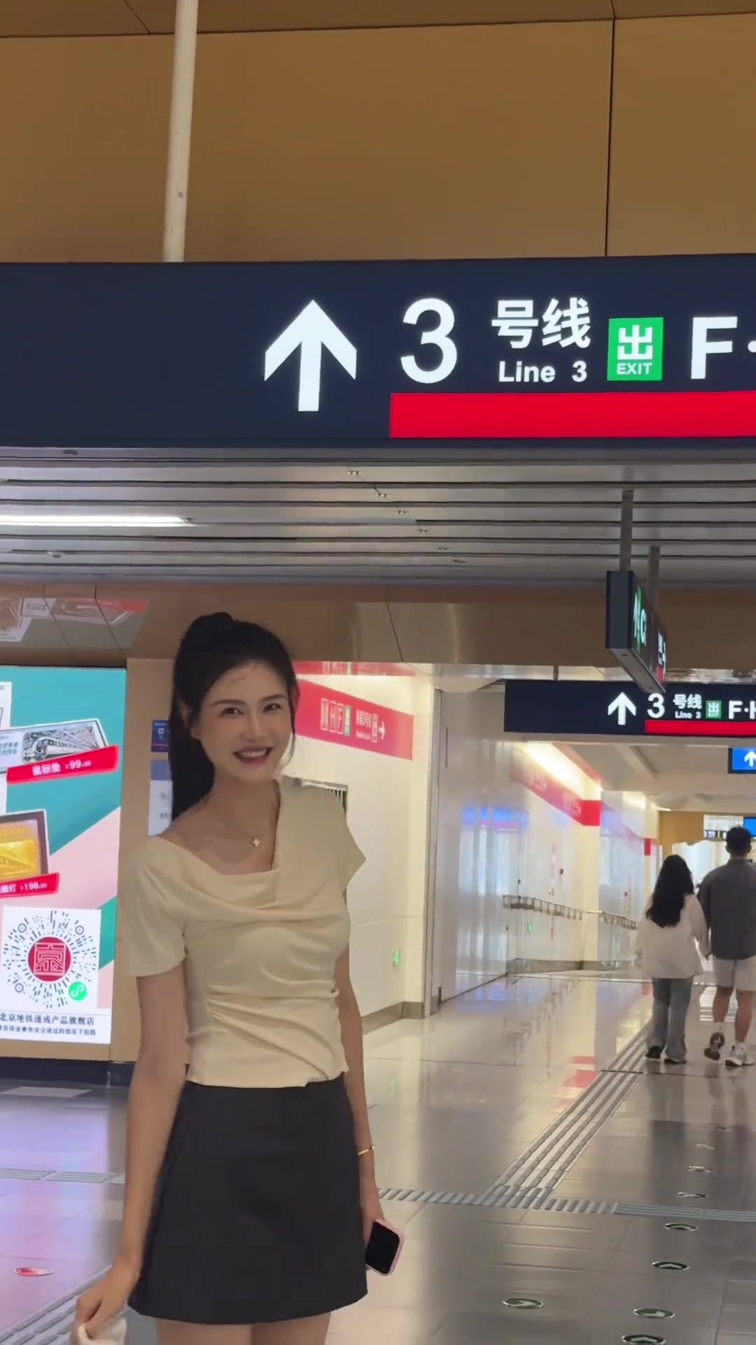 回头率老高了！前女篮国手许诺：两米女生沉浸式逛街 好多人啊~