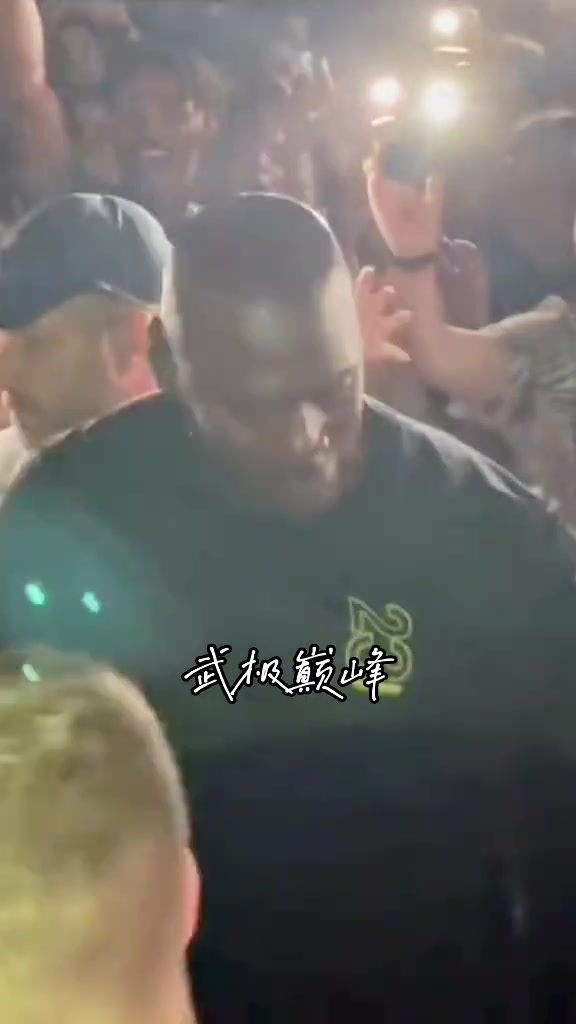 GOAT吃顿饭的功夫差点回不了船～迈克尔乔丹游玩享受路人欢呼