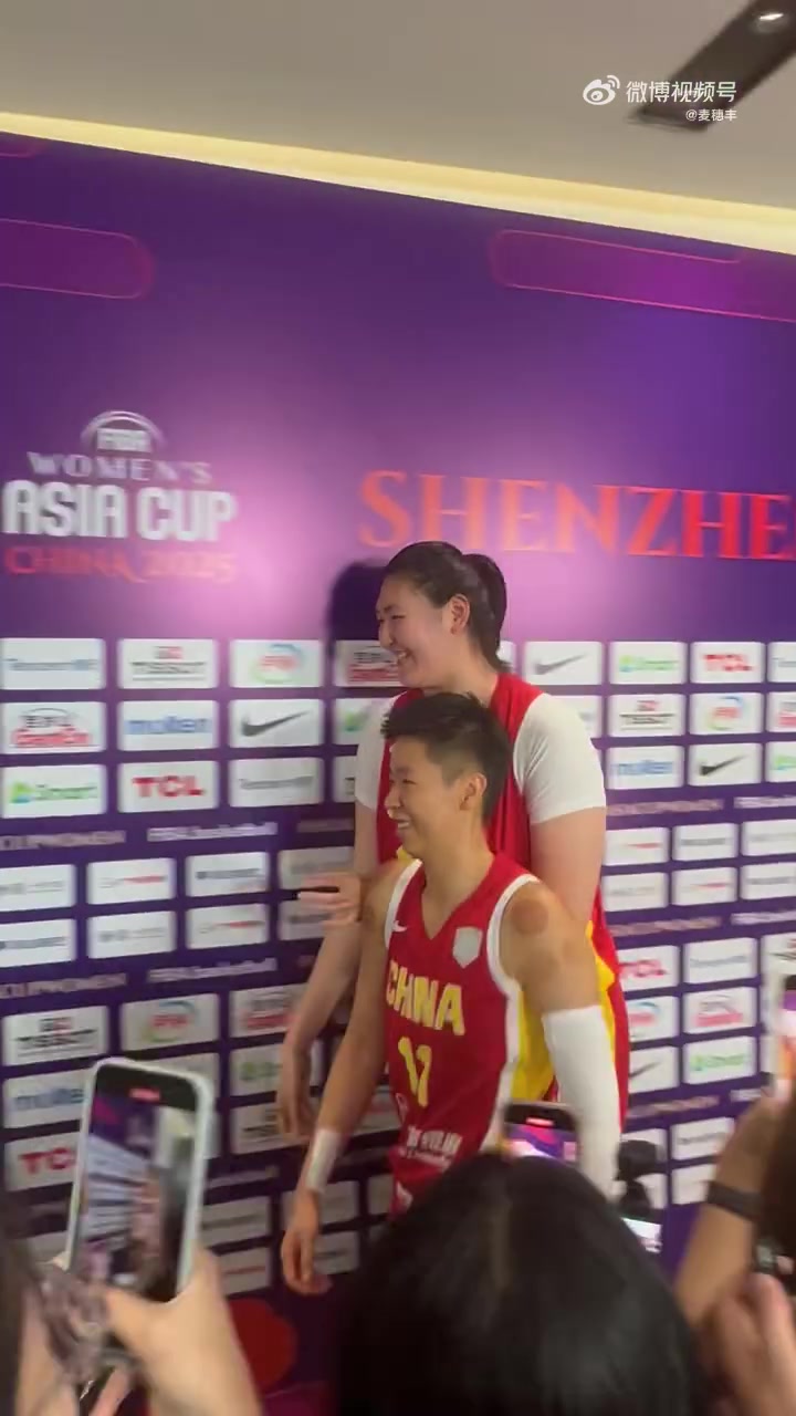 张子宇和黄思静赛后走在一起，俩人这身材差距未免也太大了