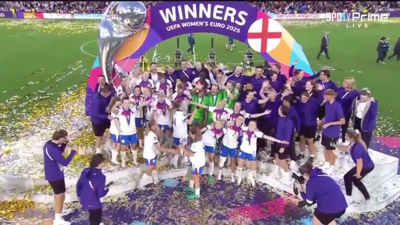 两夺女足欧洲杯冠军！英格兰女足高举冠军奖杯全队庆祝！