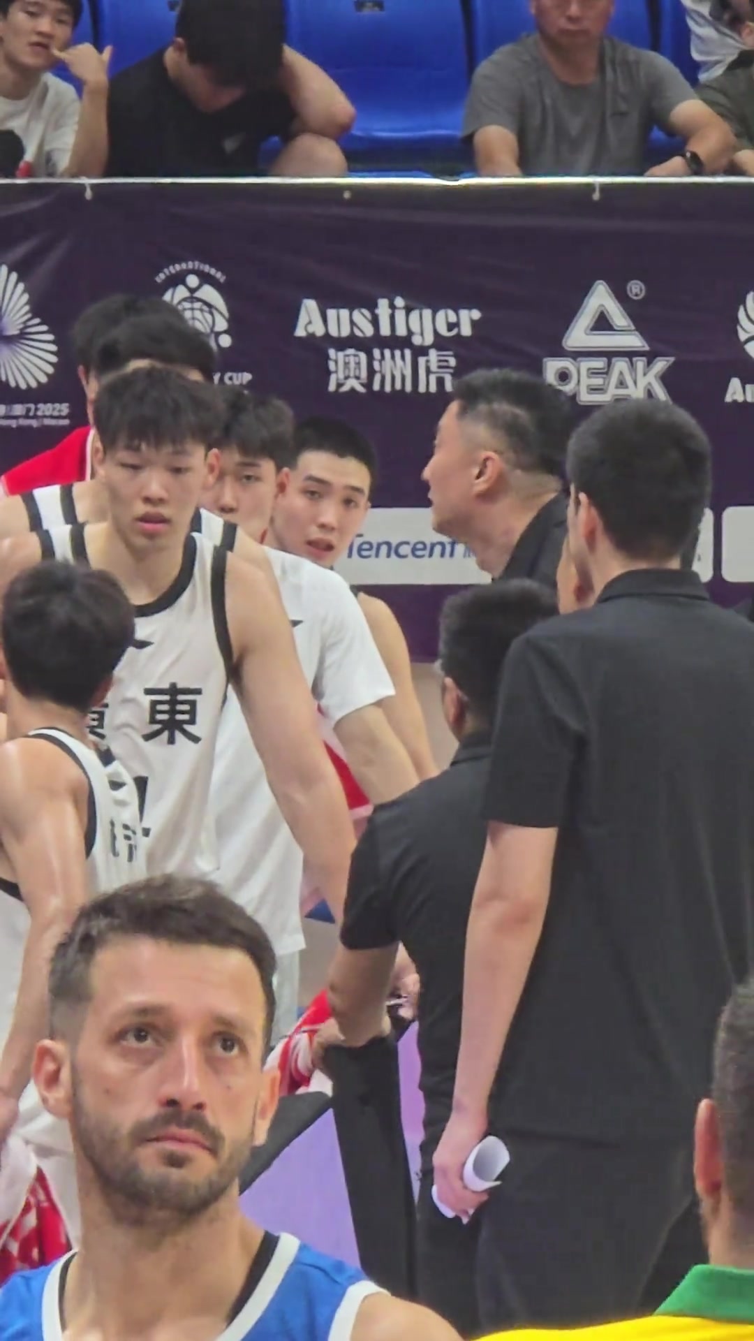 侧面特写镜头还原杜峰徐昕争执 现场观众直呼：好凶啊