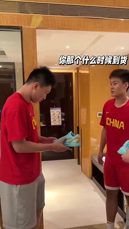 雷蒙羡慕赵睿的科比6，赵睿调侃：打CBA你又穿不了！
