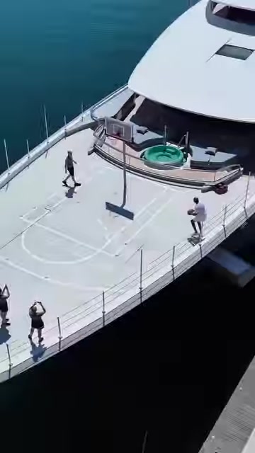 魔术师的豪华大游艇，船头就有个篮球场，但球掉海里了谁捡呢？