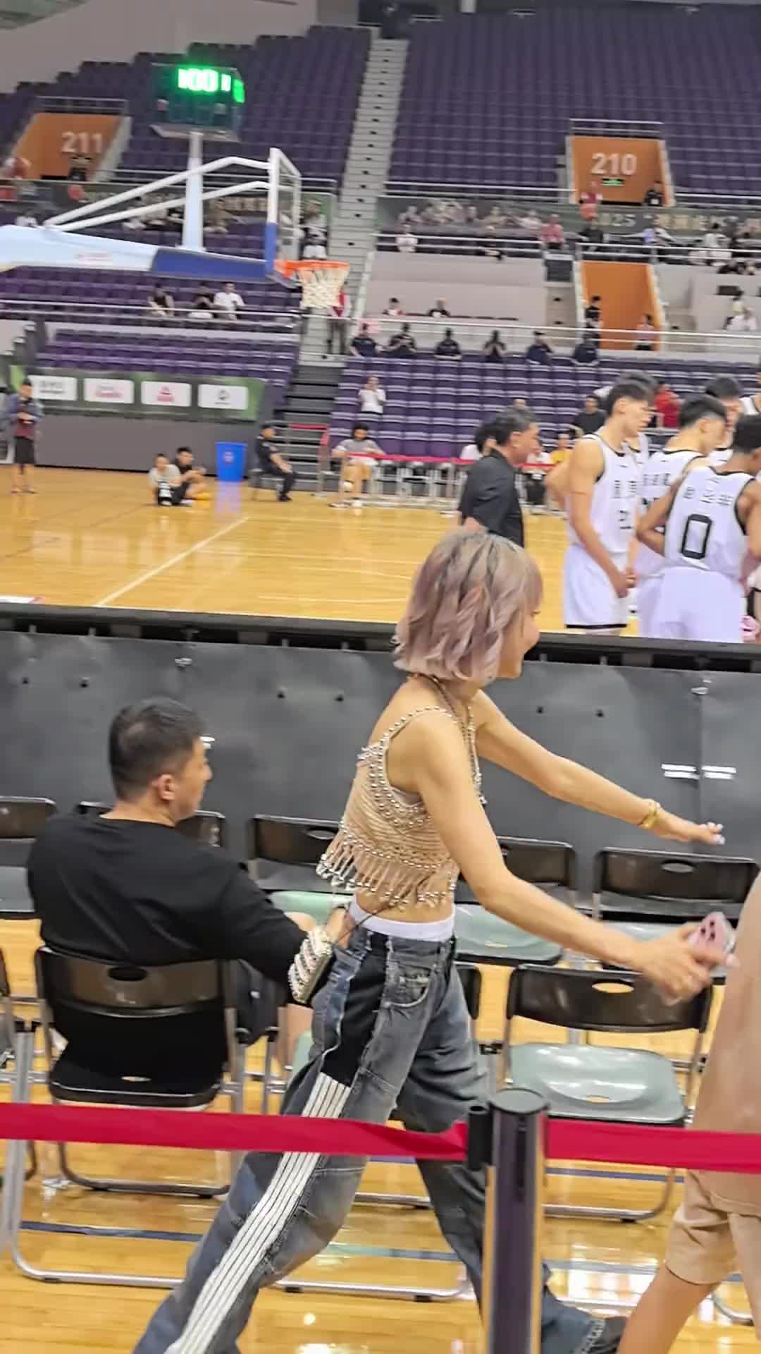 广东老板娘来了！这身材看着真瘦啊！