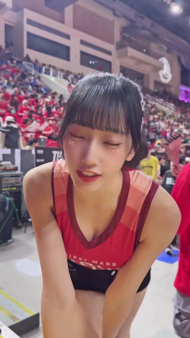 中国台湾啦啦队场边可爱对话：明明来看其他女生，还说是来看我的