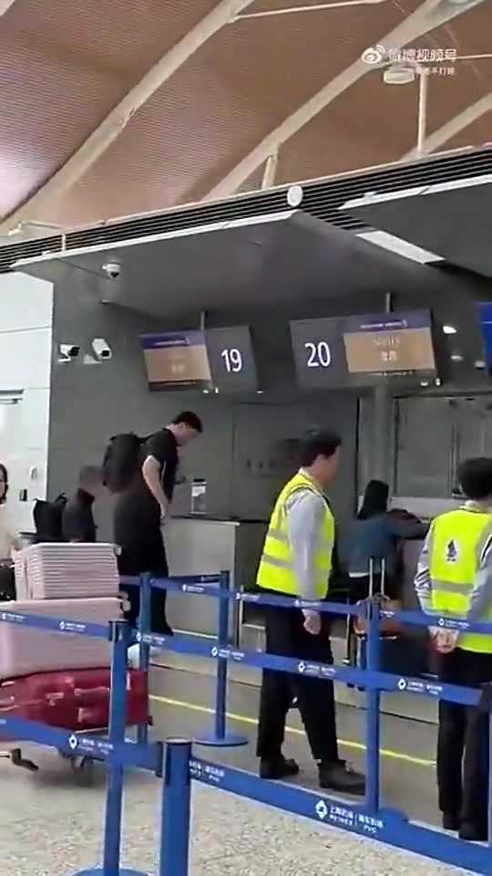 网友在机场拍到姚明：这包也太紧了吧，大姚背得难受！