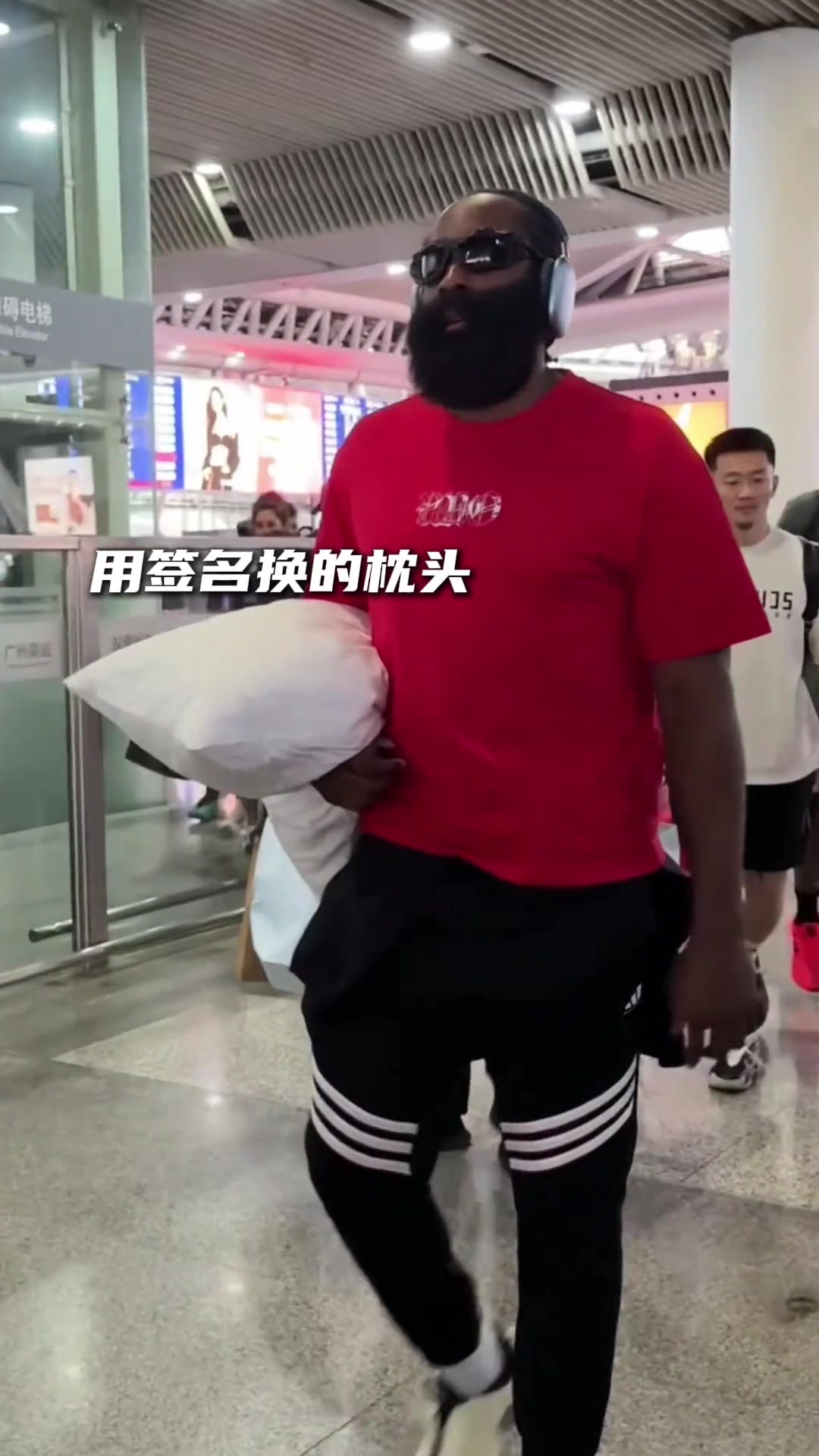 专业！哈登坐高铁直接带着枕头 上车倒头就睡哈~