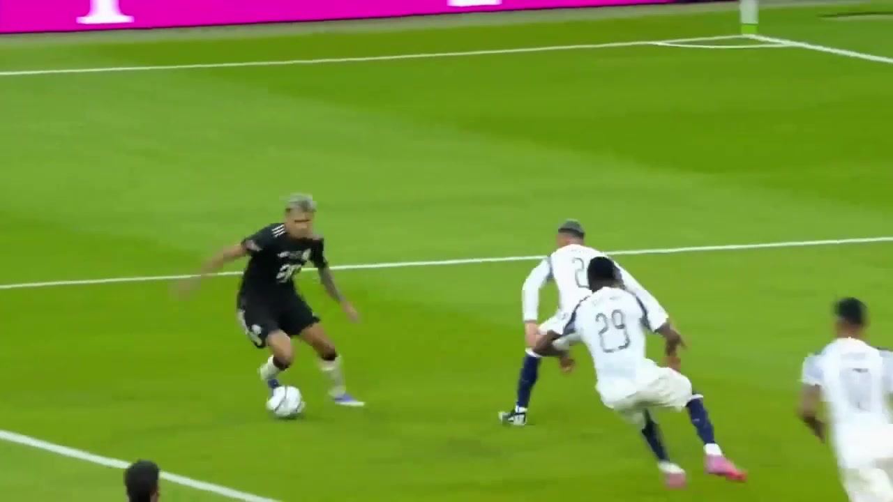 精彩！小将伦纳特-卡尔兜射破门！拜仁3-0领先热刺！