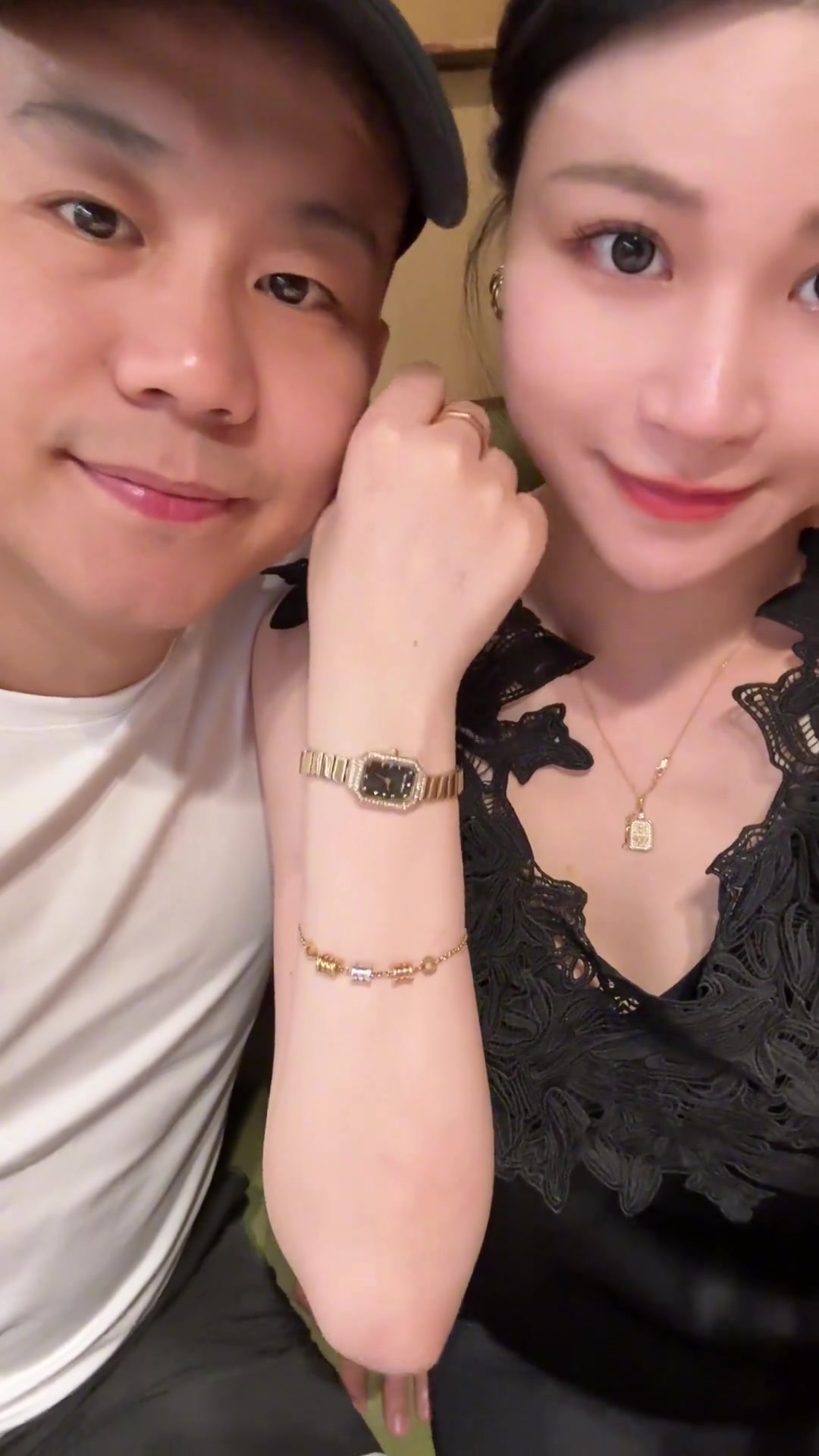 浪漫啊！曹芳饭桌上偷偷拿出一块表用筷子夹着送进妻子嘴里~