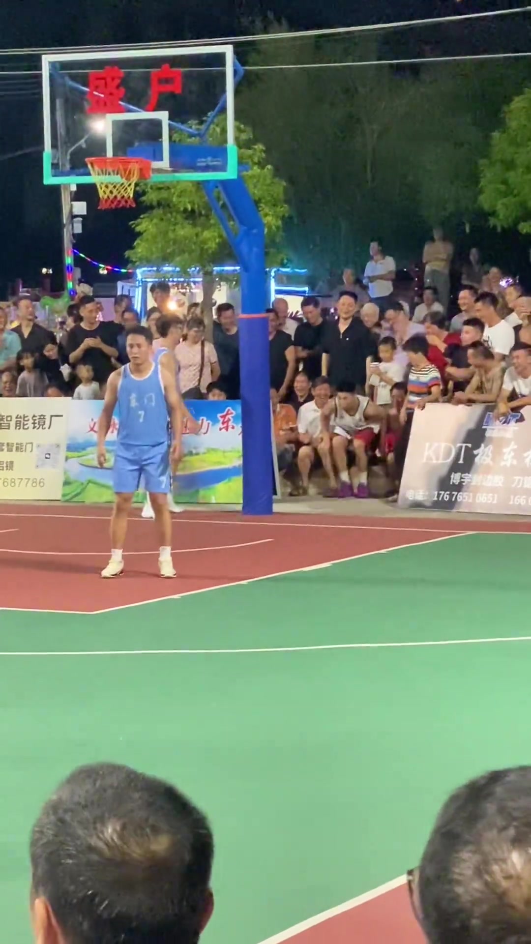 村镇篮球赛顶级球星的待遇 享受全场贴身服务，现场人山人海！