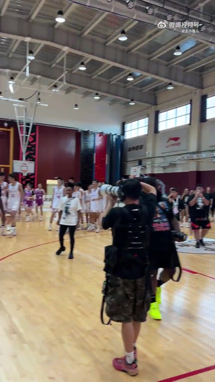 巴特勒可真倔啊 非得要用脚把球踢进篮筐 可篮筐也倔不让进！