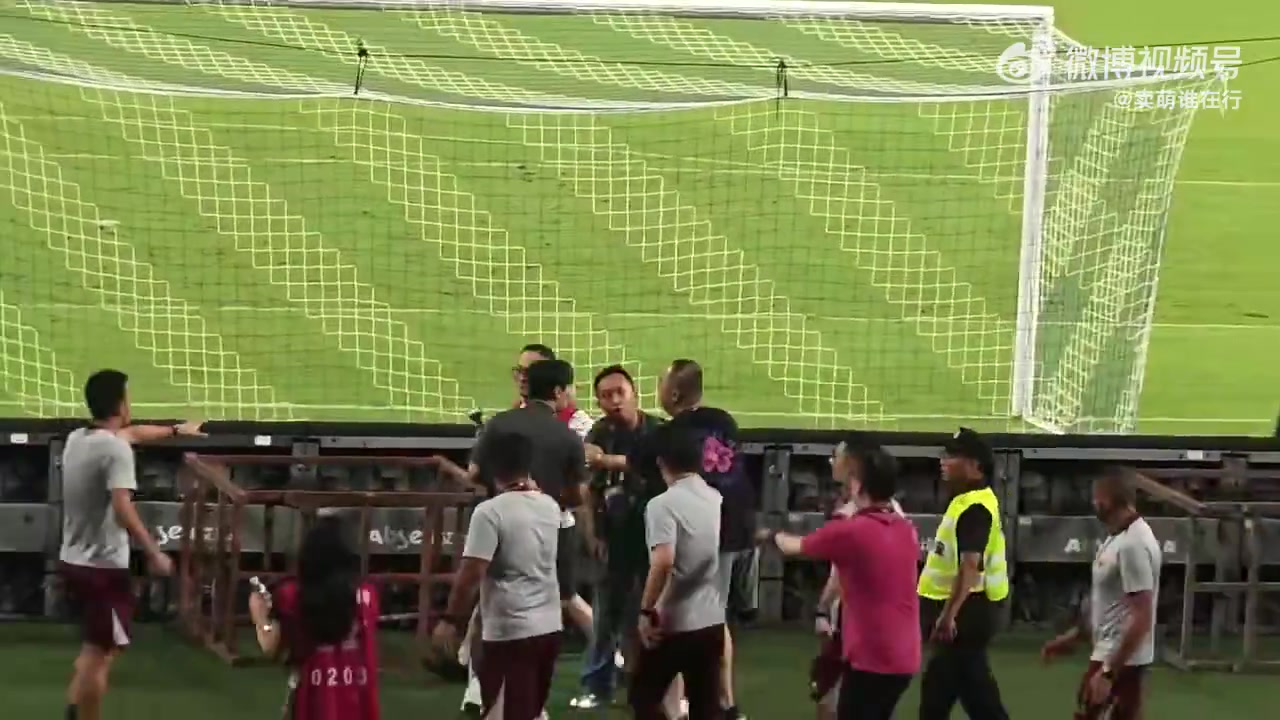 女记者手机被海港工作人员拍掉！上海德比场下冲突，发生了什么？