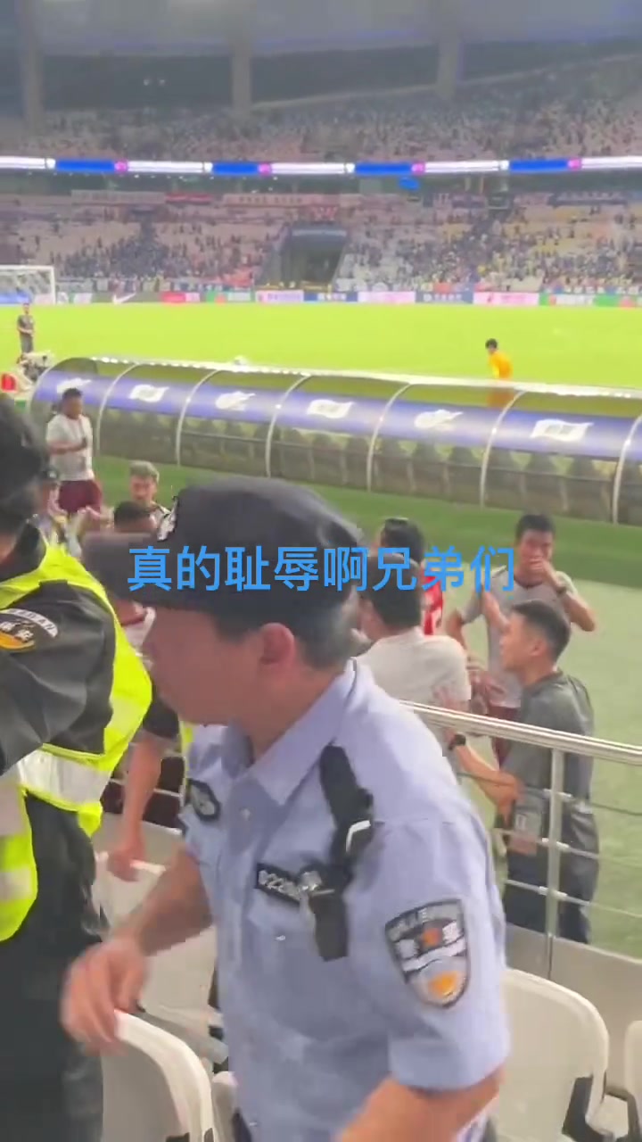 球迷内战？申花球迷找海港球员要球衣，另一申花球迷怒推+辱骂