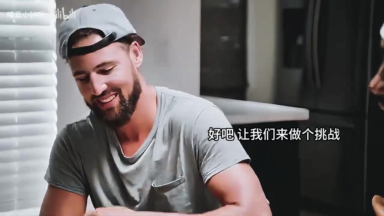 质疑我们俩的友谊？名场面：克莱做客伊巴卡节目被要求给库里致电
