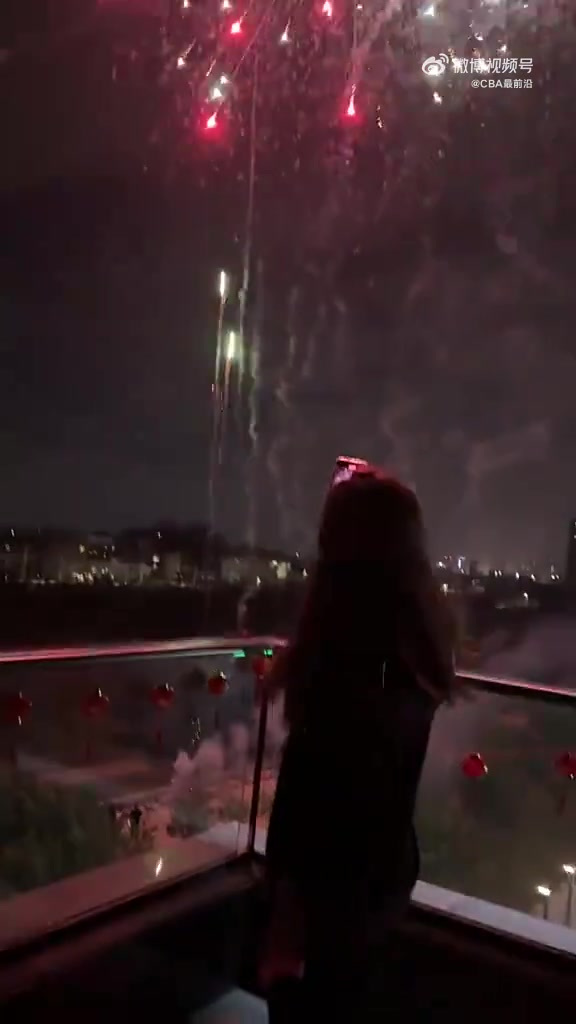 前年过年时，徐杰还曾晒出与女友一起看烟花的视频