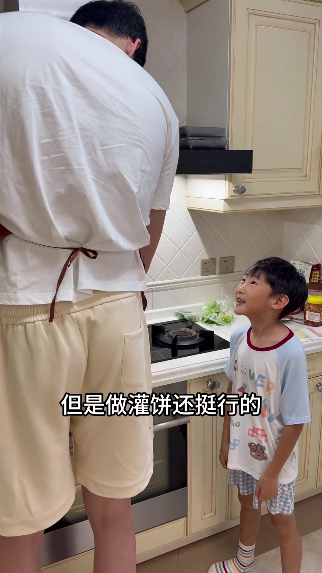 扎心了！周琦儿子：爸爸 你投三分不行 但是做鸡蛋灌饼还挺行的