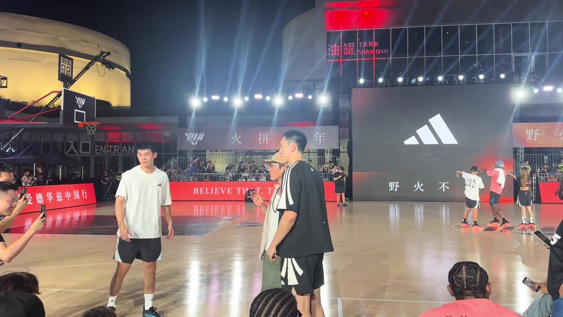 CBA球星也追星！胡明轩&林葳找陈冠希轮流合影