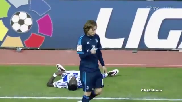 当莫德里奇要求伊斯科不要自私时，伊斯科反驳，拉莫斯让其闭嘴！