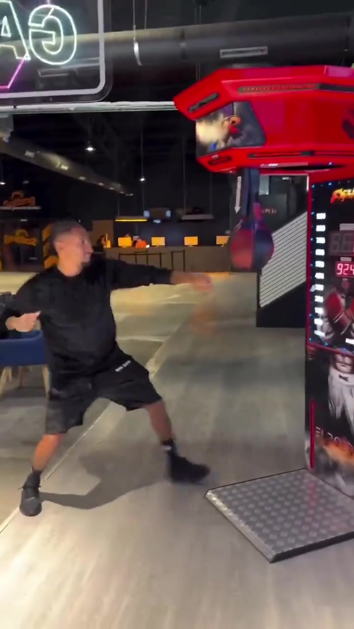 拉菲尼亚这一拳什么水平！？感觉不踢球都能去打扇耳光了