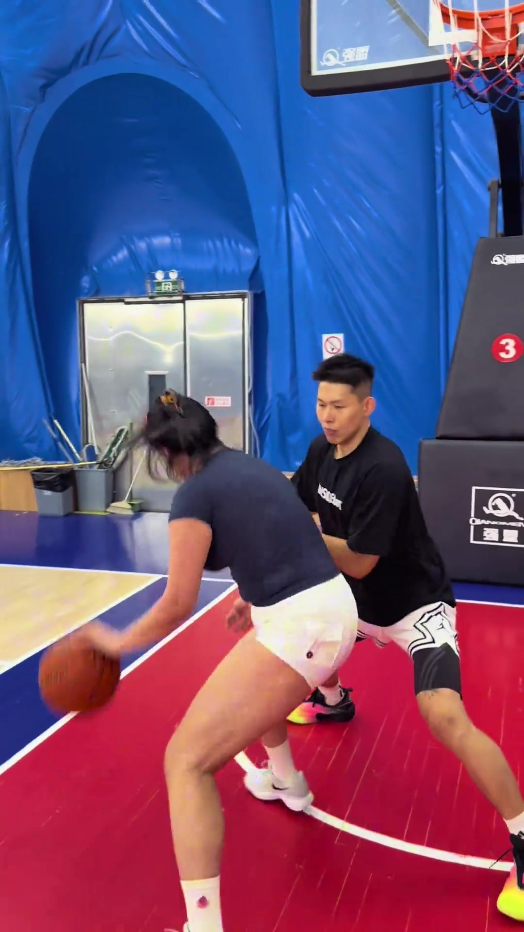 吧友们顶得住不？遇到这么强壮的虎妞1v1背打能否抗住？