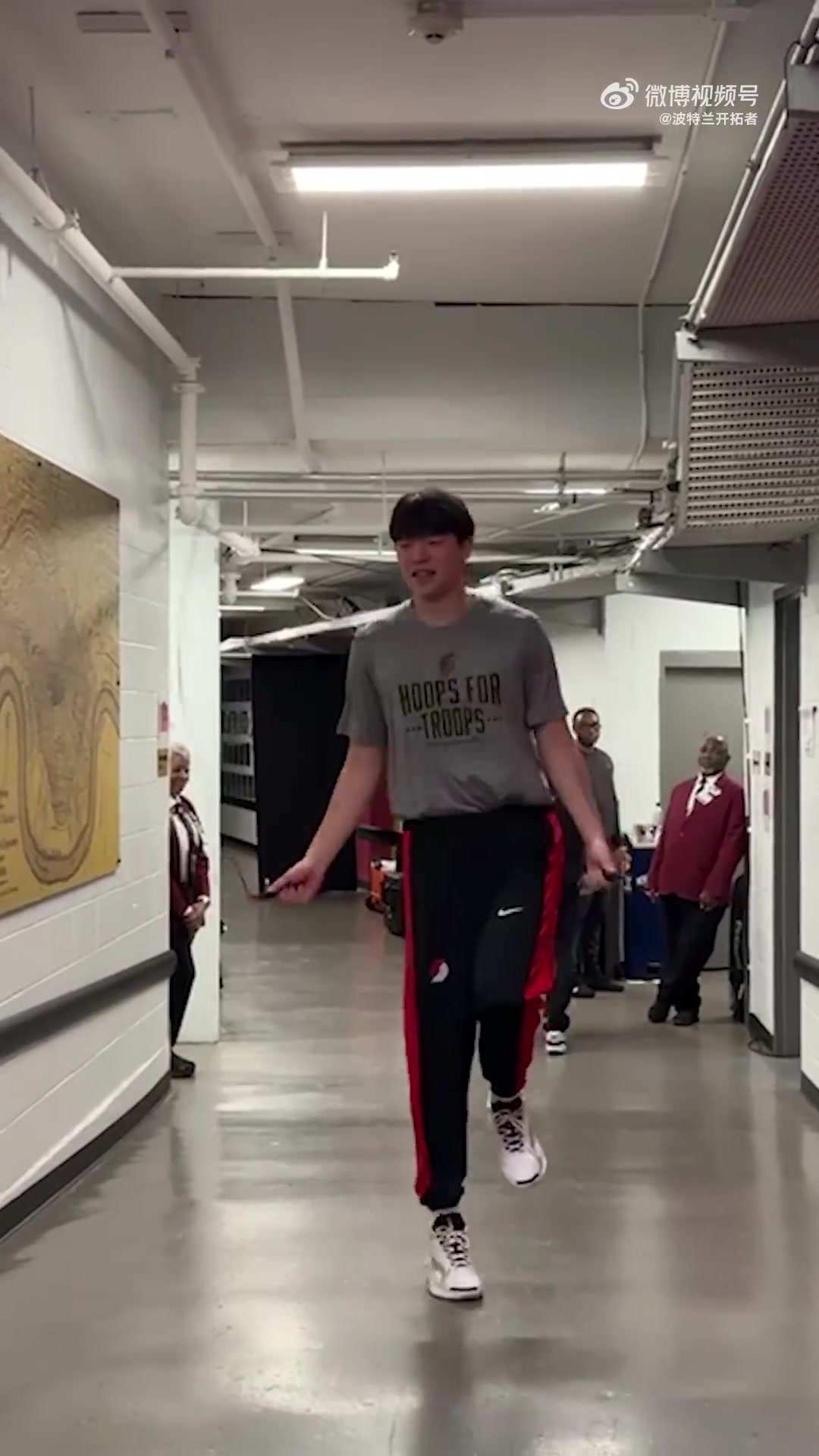 杨瀚森在球员通道热身加练跳绳 甚至单腿跳绳都出来了！