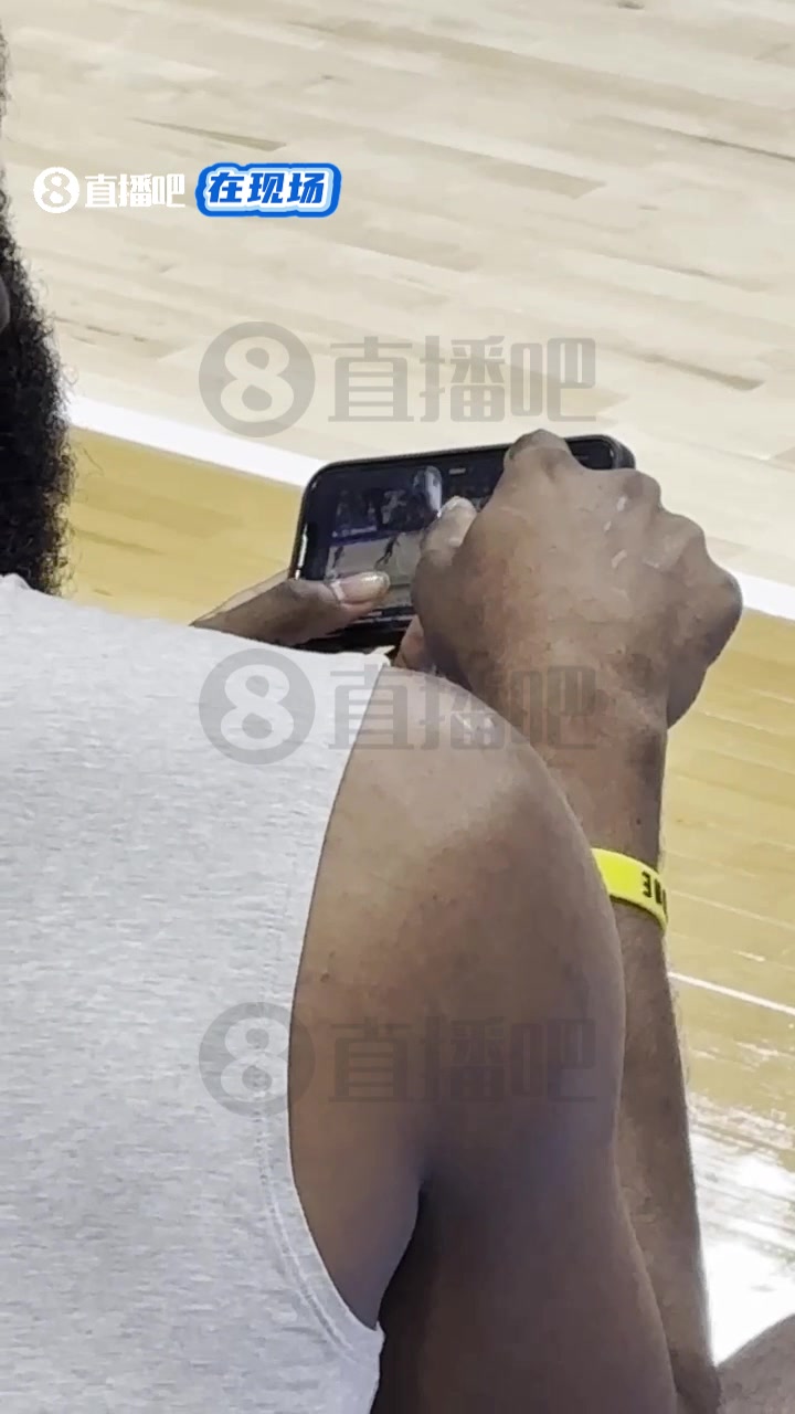 想赢球啊！哈登和助理教练一起看手机里的比赛视频