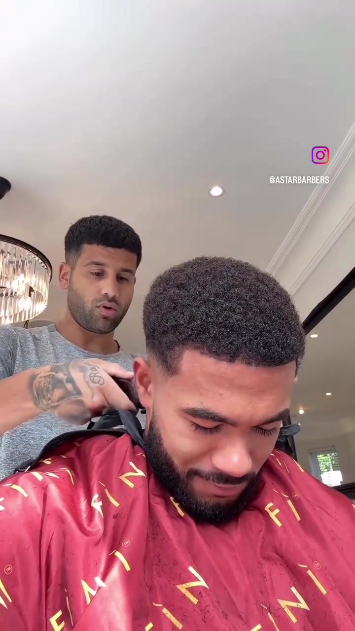 再拍就真的绷不住了！看理发师操控“乖巧”的詹姆斯！