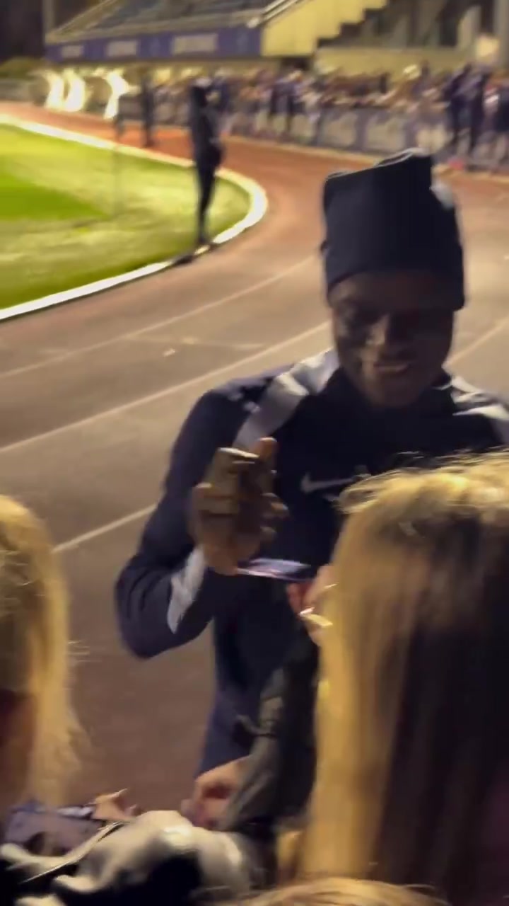 恐怖的阵容！法国队球员的球迷签名时间！