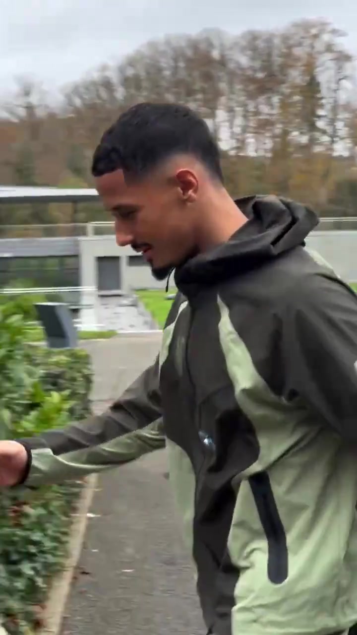 不愧是时尚之都！法国此前的抵达视频！谁的穿搭最有型？